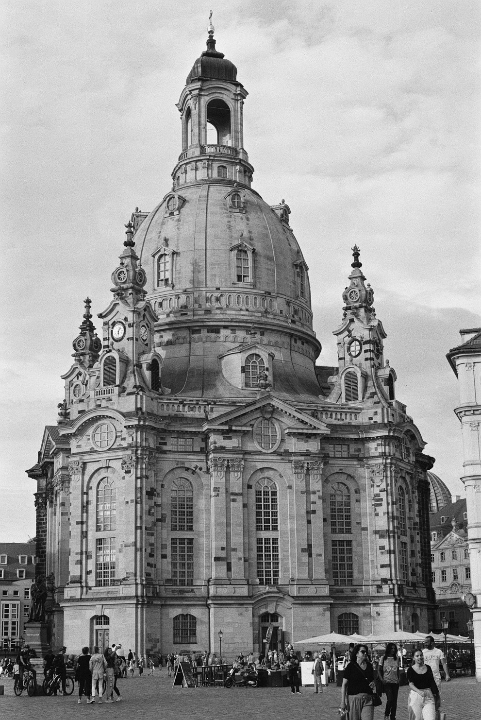 The Church of Our Lady (Frauenkirche) in Dresden in its full height with tourists walking in front of it. Shot on Fomapan 200 creative.