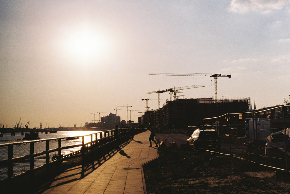 A photo shooting with low standing sun with the construction cranes of the Hamburg Hafencity. Shot on Kodak Gold 200.